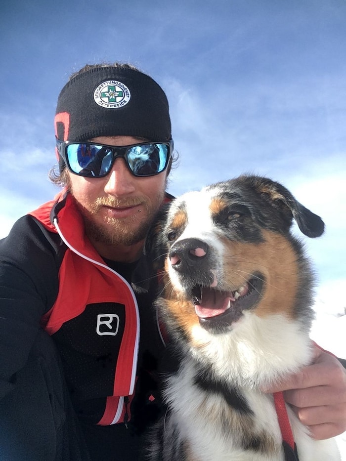Gabriel Falkner mit dem erfolgreichen Lawinenhund „Davinci“ – dem Stein des Anstoßes