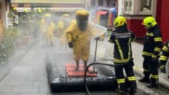 Die Feuerwehrleute wurden nach dem Einsatz im „Weißen Rössl“ dekontaminiert