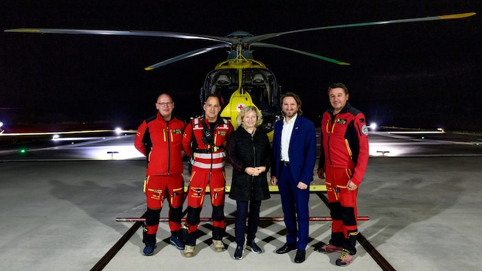 Rettungselite bei der Nachflugübung: Rosner (li.), Prischl (M.), Flugrettungschef Marco ...