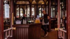 Alkohol als Wachstums-Booster: Britische Pubs sollen künftig bis in die Morgenstunden geöffnet ...