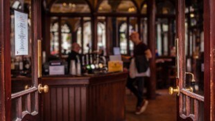 Alkohol als Wachstums-Booster: Britische Pubs sollen künftig bis in die Morgenstunden geöffnet ...