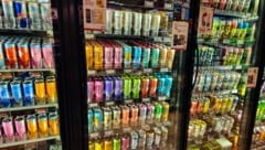 Vor allem auch bei Jugendlichen im Trend: Energydrinks im knallbunten Gewand.