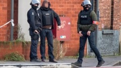 Einsatzkräfte entdeckten Bauteile für einen gefährlichen Angriff in der Nähe der Wohnung des ...