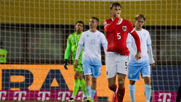 Stefan Posch zelebrierte mit dem „Baby-Jubel“.