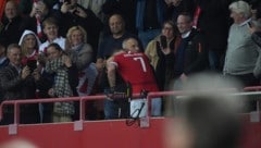 Nach dem Schlusspfiff stürmte Marko Arnautović auf die Tribüne und umarmte seinen Papa.