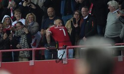 Nach dem Schlusspfiff stürmte Marko Arnautović auf die Tribüne und umarmte seinen Papa.