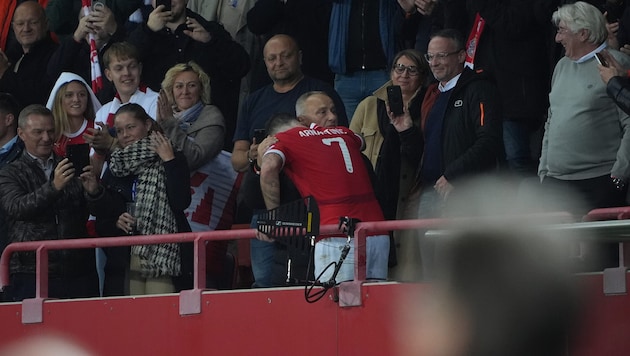 Nach dem Schlusspfiff stürmte Marko Arnautović auf die Tribüne und umarmte seinen Papa.