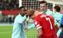 Nach Marko Arnautovics Rekordtreffer stürmten David Alaba und Michael Gregoritsch sofort zu ihm, ...