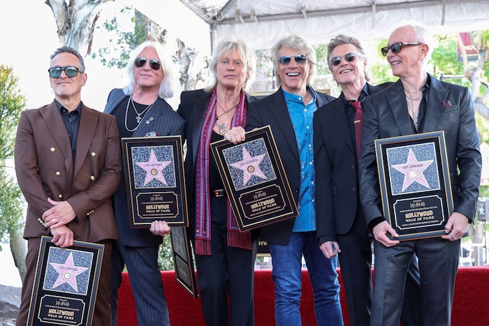 Jon Bon Jovi (3. von links) outete sich als großer „Def Leppard Fan“.