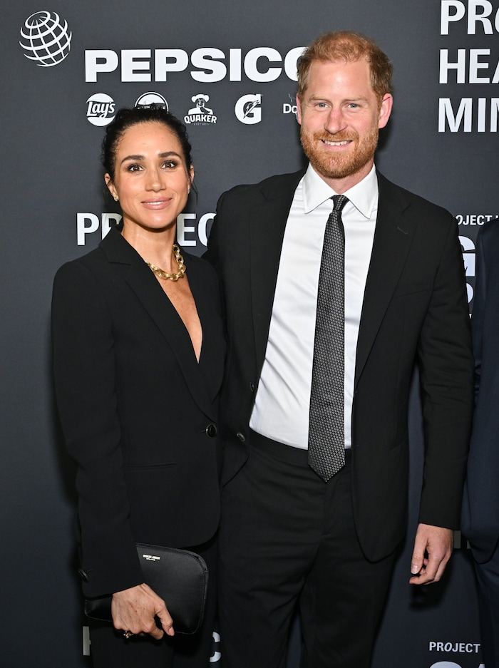 Herzogin Meghan zog mit ihrem schwarzen Armani-Anzug und mit einem tiefen Dekolleté alle Blicke ...