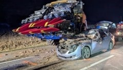 Der Pkw verkeilte sich ungebremst im Mähwerk.