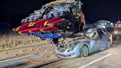 Der Pkw verkeilte sich ungebremst im Mähwerk.