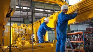 Plasser &amp; Theurer ist Hersteller von Gleisbaumaschinen. 