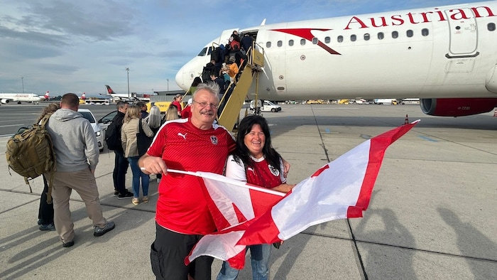 Gerald and Karin from Wels support the ÖFB team in Bucharest.