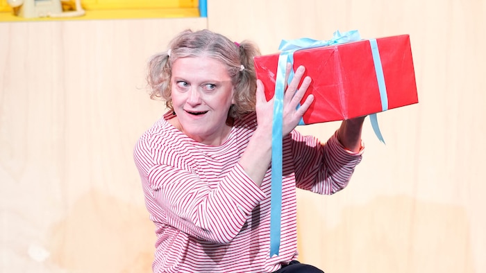 Simone Neumayr-Bodingbauer in „Das rote Paket“, Theater des Kindes Linz