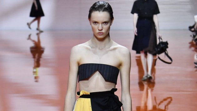 Anna Hoyos in einem Prada-Kleid aus der Sommerkollektion ’26