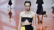 Anna Hoyos in einem Prada-Kleid aus der Sommerkollektion ’26