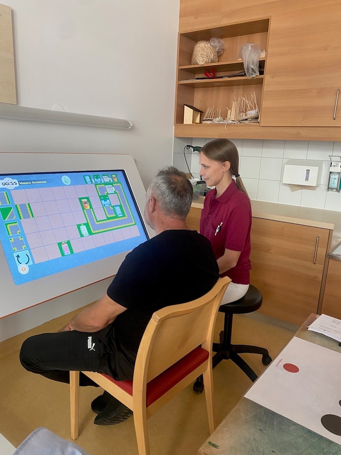 Das hilfbereite Pflegepersonal untersützt bei der Therapie.