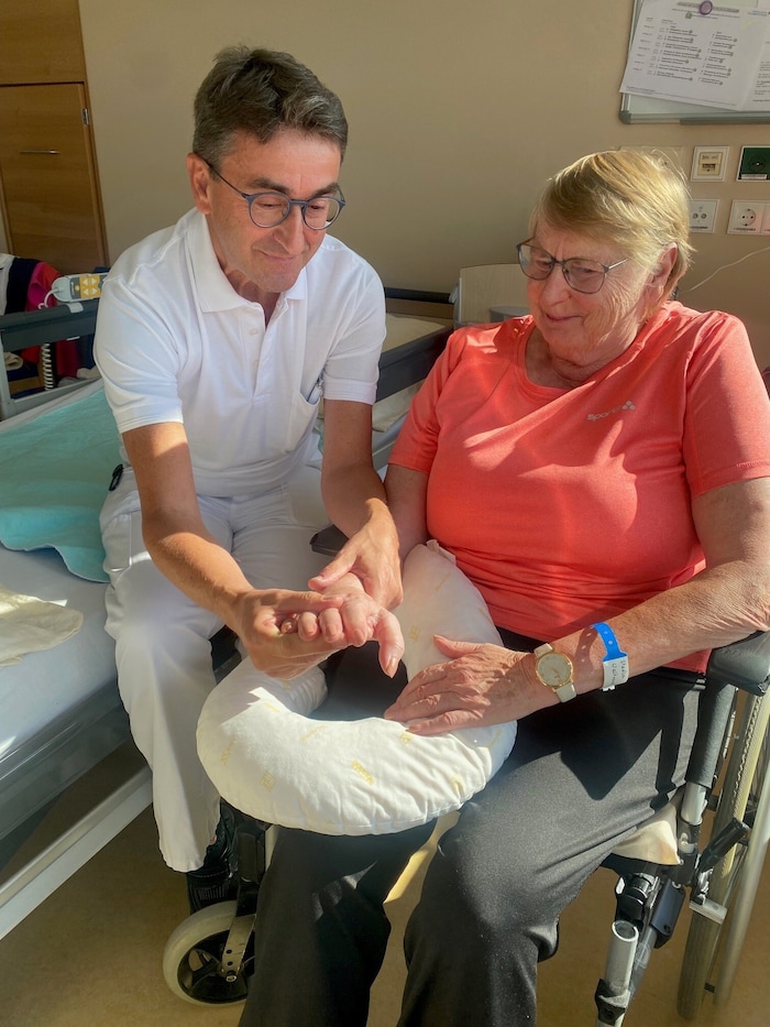 Oberarzt Dr. Thomas Gröger mit dankbarer Patientin.