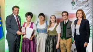 Minister Totschnig (li.), ÖVP-Chefin Khom (3. v.li.) und Landesrätin Schmiedtbauer (re.) ...