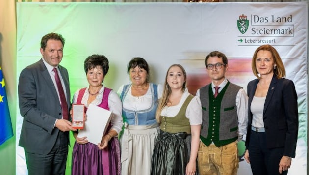 Minister Totschnig (li.), ÖVP-Chefin Khom (3. v.li.) und Landesrätin Schmiedtbauer (re.) ...