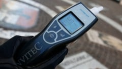 Der Bursch wurde ausgeforscht, musste dann einen Alkotest absolvieren