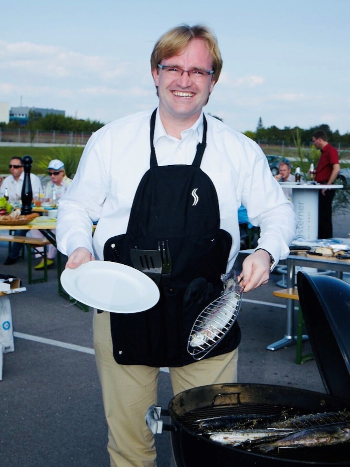 In seiner Freizeit grillt der Industriellenpräsident gerne für die Familie.