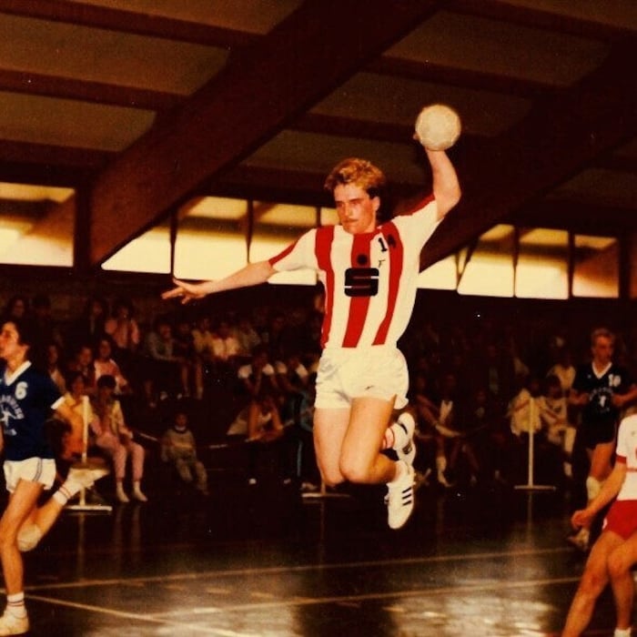 In seinen jungen Jahren spielte Bründl leidenschaftlich gerne Handball.