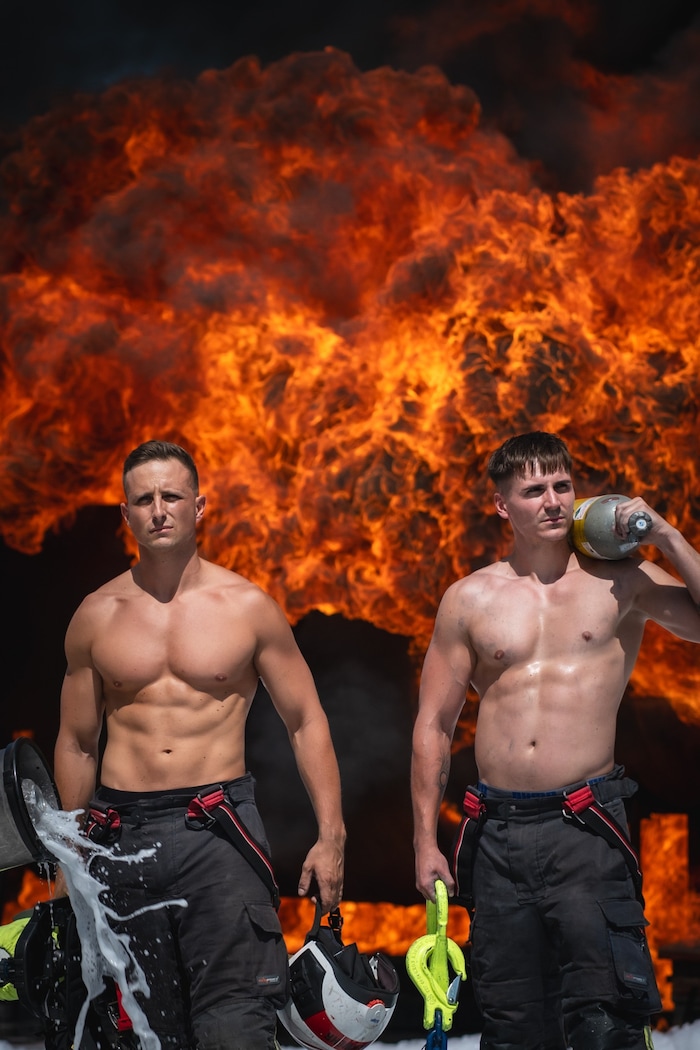 Heiß begehrt! Im traditionellen Wiener Feuerwehrkalender zeigen sich die Berufsretter von ihrer ...
