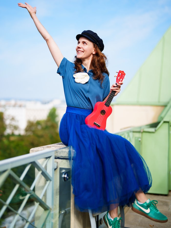 Eine Frohnatur durch und durch: Anna Depenbusch empfängt uns im königsblauen Outfit, mit ...