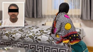 Shabana H. im Zimmer ihres verhafteten Sohnes (Foto links oben); in ihrer Wohnung in ...