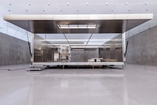 Dieses Aluhaus im KUB darf nun von Besuchern und Besucherinnen bewohnt werden. 