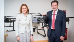 Setzen auf Drohnentechnologie: Landesrätin Simone Schmiedtbauer und Minister Norbert Totschnig 