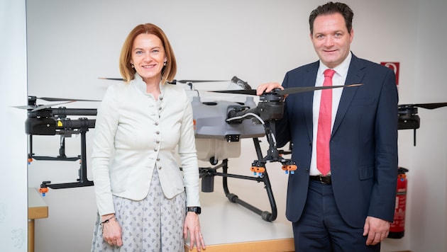 Setzen auf Drohnentechnologie: Landesrätin Simone Schmiedtbauer und Minister Norbert Totschnig