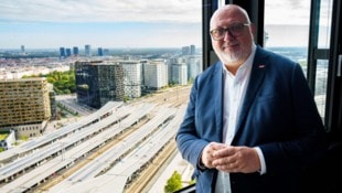 ÖBB-Vorstandschef Andreas Matthä blickt auf den Wiener Hauptbahnhof. Bald rollen von dort mehr ...