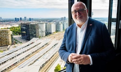 ÖBB-Vorstandschef Andreas Matthä blickt auf den Wiener Hauptbahnhof. Bald rollen von dort mehr ...