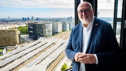 ÖBB-Vorstandschef Andreas Matthä blickt auf den Wiener Hauptbahnhof. Bald rollen von dort mehr ...