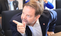 Wo deutet hier Markus Abwerzger, unumstrittener Obmann der FPÖ Tirol, hin. Am Samstag wird er in ...