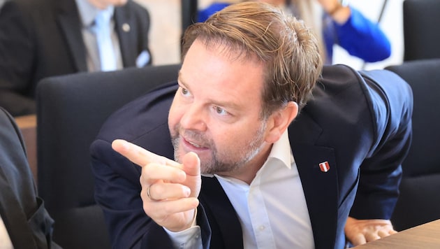 Wo deutet hier Markus Abwerzger, unumstrittener Obmann der FPÖ Tirol, hin. Am Samstag wird er in ...