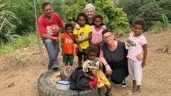 Die Eisenstädterinnen Petra Geiger-Kletzl (45) und Anneluise Kämmerer (80) mit einer Schar ...