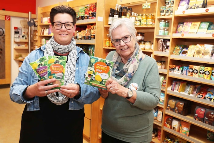 Petra Geiger-Kletzl und Anneluise Kämmerer mit den Mango-Produkten