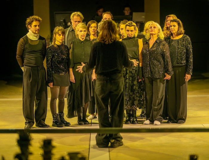 Das Ensemble aus Mitgliedern von Theater im Bahnhof und Das Planetenparty Prinzip