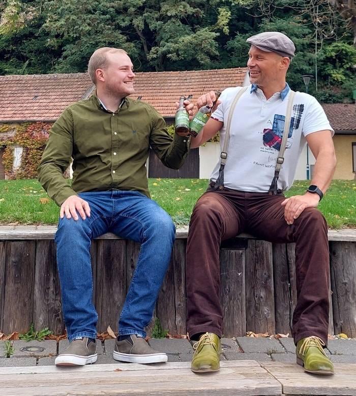Sitzenberger sitzen und stoßen an: Winzer Klaus Linder und Brauer Christian Tomitsch.