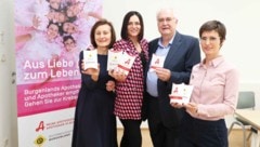 Apotheker-Chef Dieter Schmid mit Stellvertreterin Julia Kornfeind sowie Astrid Eisenkopf und ...
