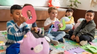 Symbolbild – der sprachliche Fortschritt des Nachwuchses in den Kindergärten fällt ...