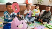 Symbolbild – der sprachliche Fortschritt des Nachwuchses in den Kindergärten fällt ...