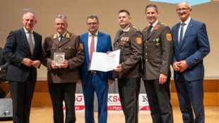 Im Beisein von Innenminister Gerhard Karner (li.) nahm Fahrafellner (2.v.li.) den ...