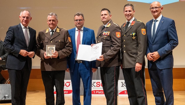 Im Beisein von Innenminister Gerhard Karner (li.) nahm Fahrafellner (2.v.li.) den ...
