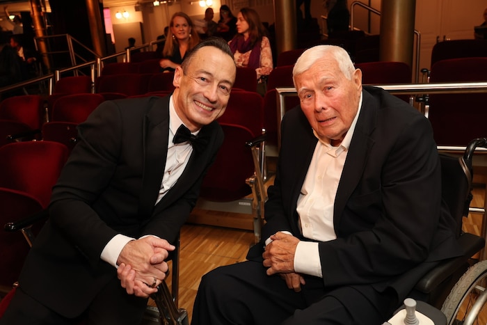 Musical-Intendant der Vereinigten Bühnen Wien Christian Struppeck mit dem ehemaligen ...