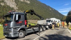 Für die Bergung der Verletzten und der Unfallfahrzeuge musste die Straße stundenlang gesperrt ...